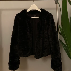 Pälsjacka - XS - Säljer min pälsjacka då jag har införskaffat mig en ny. Älskar denna, så himla skön och värmer bra. Den funkar på både höst och vinter med kompliment. Slutar vid höften