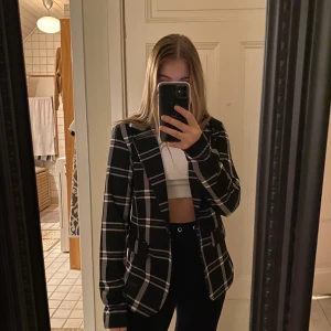 Blazer/kavaj - Skitsnygg blazer som endast är använd vid ett tillfälle så den är så gott som ny! Storlek M men sitter bra på mig som vanligtvis har XS/S. Skriv privat vid funderingar, köparen står för frakt💕