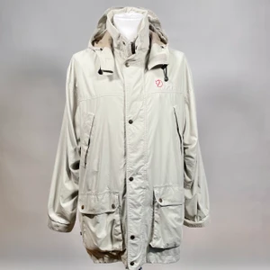 Vintage Fjällräven jacka  - En klassisk vintage Fjällräven jacka i mycket gott skick. Storlek stor Medium/L. Kan hämtas i Uppsala eller skickas mot fraktkostnad.