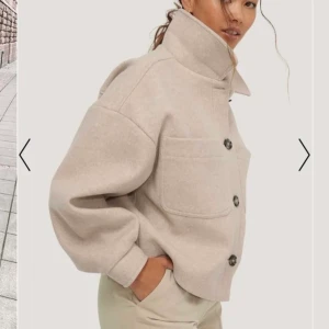 Nakd jacka - En jättefin beige jacka från Nakd! Säljer pga att den inte kommer till användning tyvärr. Aldrig använd, har endast provat den. Köpt för 900kr. Bjuder på frakten✨