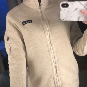 Patagonia feelice - En beige feelice från Patagonia, nästan helt ny i storlek XS