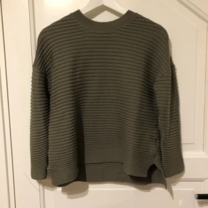 Stickad tröja  - Säljer denna stickade tröjan från Lager 157. 