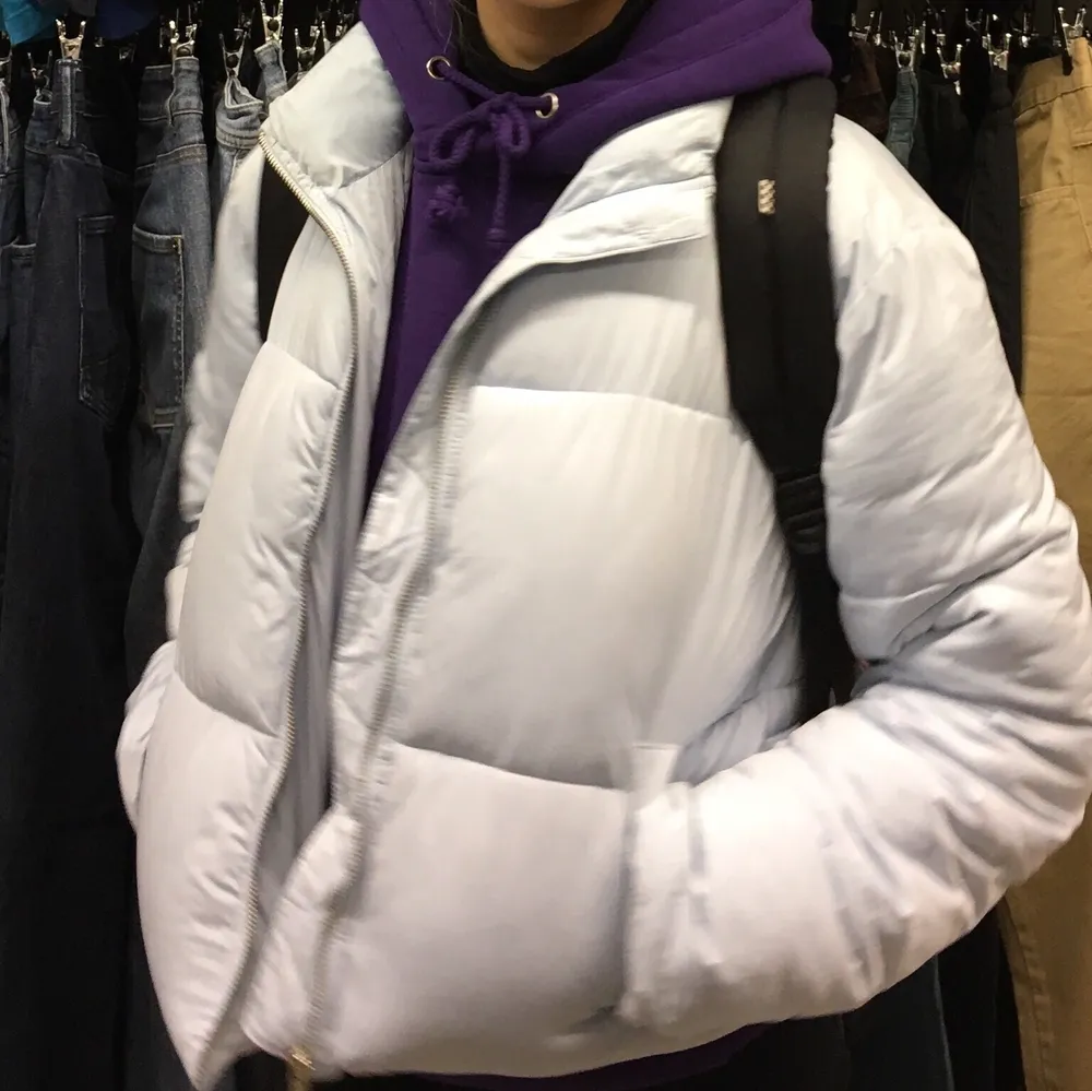 Jag säljer min älskade pufferjacket som inte kommer till användning längre! Köptes i USA på urban outfitters i vintras, tror inte att den går att få tag på längre. Den är supervarm och har en jättefin ljusblå färg, även om den ser vitare ut på bilderna. Den är i fint skick och jag kan mötas upp i Uppsala, annars står köparen för frakten💞. Jackor.