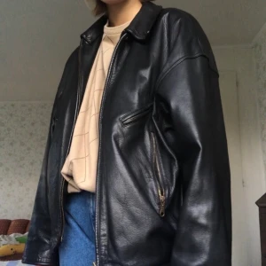 Så ball skinnjacka - Så ball skinnjacka! Perfekt nu till höst/vinter🥰 I strl L och sitter snyggt oversized på mig som är S! Något sliten i innerfodret (inga revor men tecken på användning) och trög dragkedja men annars i superfint skick! BUDGIVNING I KOMMENTARERNA! AVSLUTAS PÅ SÖNDAG 12:00❤️ FRI FRAKT :)