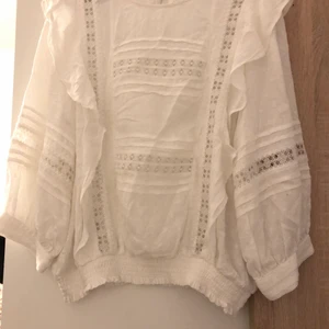 Blus - Oanvänd. Storlek 44 men passar mindre också beroende hur man vill att den ska sitta 