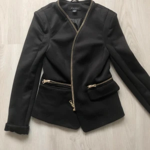 Svart kavaj  - Säljer en av mina kavajer, använd ett fåtal gånger, storlek 34, vaddar i axlarna 