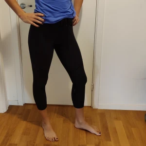 NRGTS tights strl S/M - Svarta, svagt mönstrade träningstights i mkt skönt material. Har knyte i midjan vilket får dem att ha super passform och inte glida ner! 