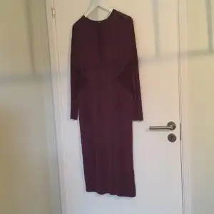Vinröd längre klänning från HM-trend med transparenta inslag vid midjan. Se bilder. 

Frakt 30kr. 