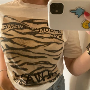 Tshirt från Gina tricot - Tshirt från Gina tricot, storlek XS, stor i storleken. Frakt ingår i priset