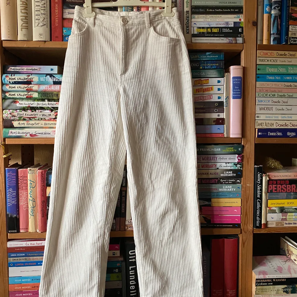 Superfina corduroy byxor från Monki! Rak i modellen! Är stretchiga och därmed sååå bekväma :)  Säljer då de är liiite för små för mig!                                                                     Pris kan diskuteras! . Jeans & Byxor.