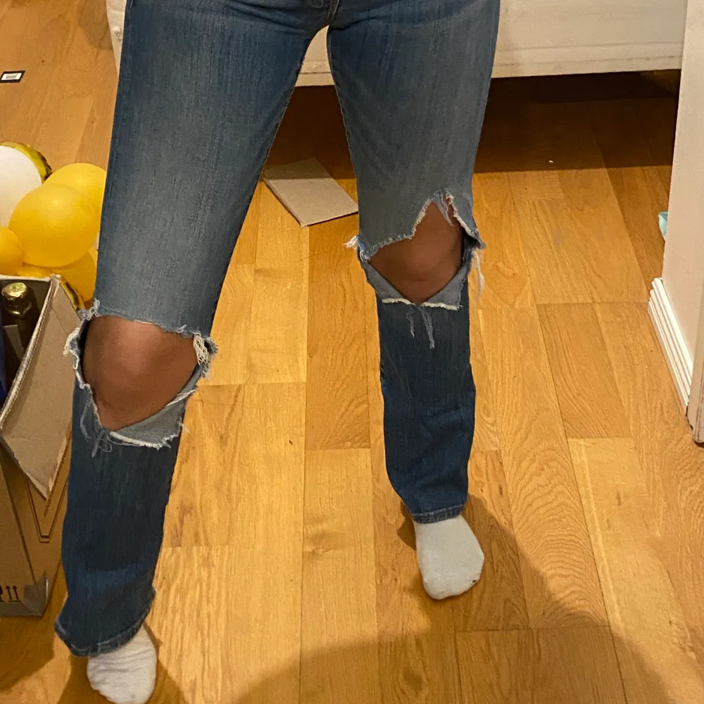 Så fina jeans med as snygga hål!!! Ifrån ”Crocker” storlek 25/31🤍. Jeans & Byxor.