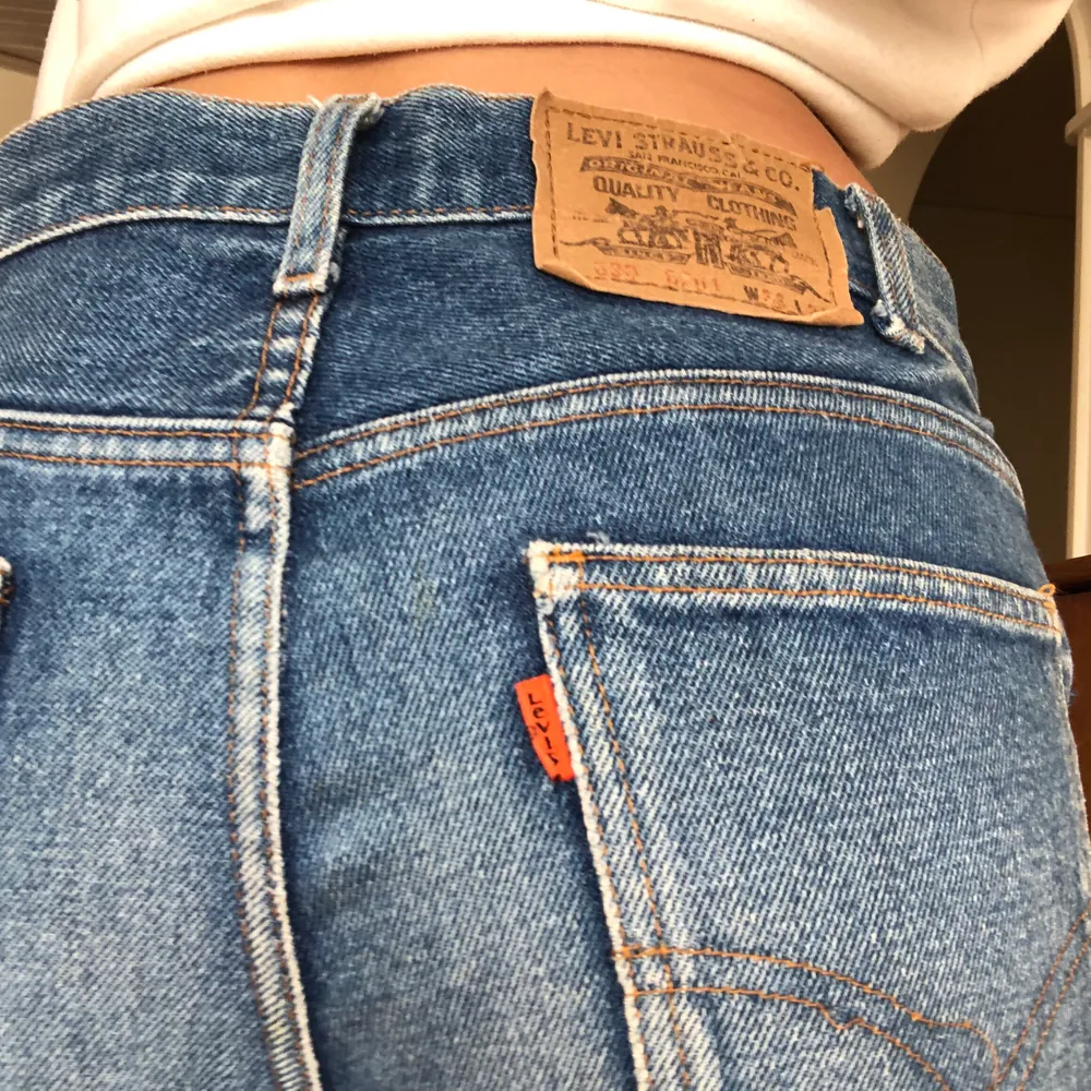 Lågmidjade baggy jeans från Levis. Står ingen storlek men jag har storlek 36/S i jeans. Jättebra skick. Köpta i Danmark på en second hand för runt 600.                                                             250kr (+frakt) eller budgivning i kommentarerna😋💗💗. Jeans & Byxor.