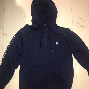 Ralph Lauren Zip Hoodie - Storlek S, använts fåtal gånger, pris kan diskuteras, kontakta mig på 0764176166 om du är intresserad