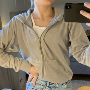 . - väldigt söt och mjuk tröja från ginatricot, i nyskick! 