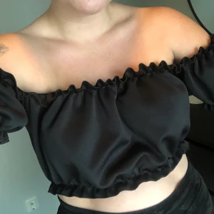 Topp från NLY  - Supersnygg topp från NLY by Nelly! 😍 Toppen är i satin och är croppad.
