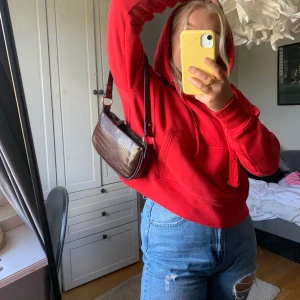 Röd hoodie - Hur mysig och cool hoodie som helst! Använd ett fåtal gånger!❤️❤️❤️ Möts i Gbg eller fraktar