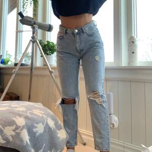Populära jeans från Gina tricot, jag på bilden och har storlek 36! Knappt använda och i bra skick. Ny pris 499 kr jag säljer för 300 kr (pris kan diskuteras). Vid intresse skriv privat och köparen står för frakt🙌🏽🤩