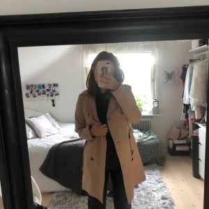 Trenchcoat - En väldigt fin trenchcoat från primark men säljer då den ej kommer till användning❤️ köparen står för frakt💕