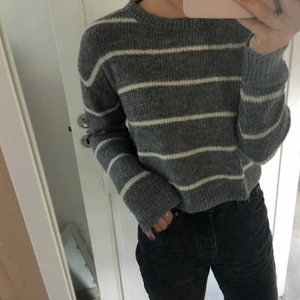 Randig stickad tröja - Säljer en super fin stickad tröja från H&M i super fint skick. Tröjan är i storlek S och betalning sker via swish. Frakt ingår ej i priset men kan mötas upp i Stockholms området. 