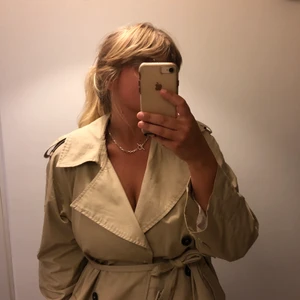 Trenchcoat beige  - Kappa från HM. Sparsamt använd. 