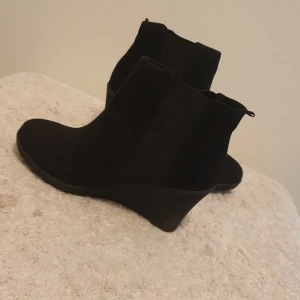 Svarta fina skor  - Har aldrig använt dom beställde dom fast dom va för små när dom kom.