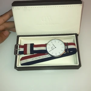 Daniel Wellington Classic Cambridge 40mm - Säljer min helt oanvänd Daniel Wellington klocka i modellen Classic Cambridge. Uret är i 40mm (den allra största). Nypris: 1 599kr. https://www.danielwellington.com/se/dw-watch-men-classic-cambridge-rose-gold-40mm/