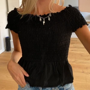 Offshoulder tröja - Jag säljer denna söta, svarta offshoulder tröjan från ginatricot då den inte kommer till användning längre. Den är i fint skick och är iprincip oanvänd. Säljer den för 70+frakt⚡️betalning via swish och hör av dig om du är intresserad eller har frågor