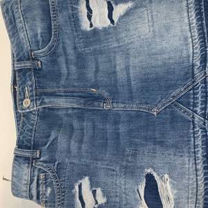 Jeans kjol från Hollister med slitningar. Storlek 27