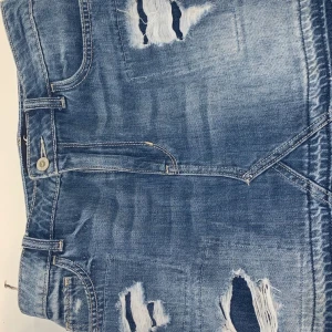 Jeans kjol från Hollister  - Jeans kjol från Hollister med slitningar. Storlek 27