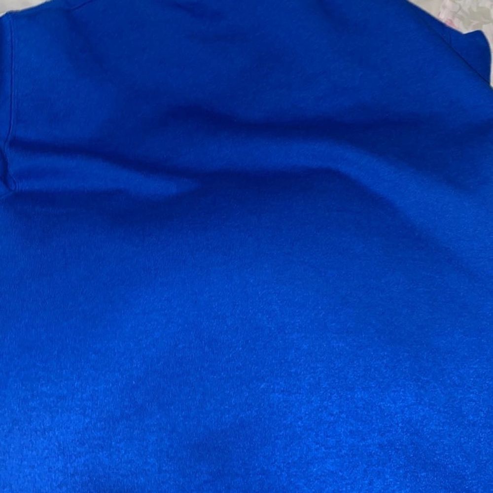 Vintage sweatshirt från fruit of the loom i en fin royal blå färg. Den är i bra skick men kommer tyvärr aldrig till användning. Skriv vid intresse ✨✨tar självklart bud! Passar M/L. Tröjor & Koftor.