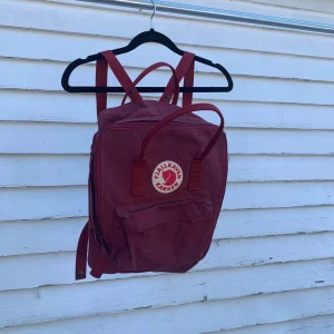 Fjällräven Kånken ryggsäck - Vinröd rymlig kånken ryggsäck i fint skick! Köparen står för frakten! Budgiving uppe på:  300kr