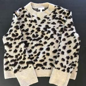 leopard mönstrad tröja från h&m i storlek L men sitter som en M. Superskön men kommer inte till användning. Köpare står för frakt!