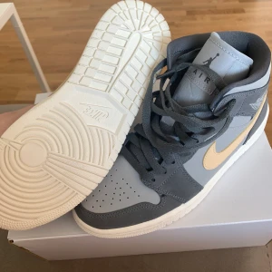 Air Jordan Mid 1 - Helt nya Air Jordan Mid 1, originalboxen finns. Storlek 37,5 men passar mig som vanligen har 38, 23,5 cm innermått. Köparen står för frakt. 