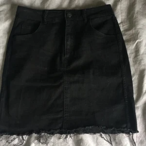 Jeanskjol från H&M  - Säljer nu denna superfina jeanskjolen från H&M. Den har raw cut längst ner vilket ger den snygga fransar som hänger lite över benen. Har använt kjolen max 3 gånger och säljer den för att den inte passar mig längre💕   Nypris  199kr , mitt pris 100kr +frakt🤍🤍