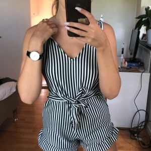 Randig jumpsuit från Zara - Snygg body/jumpsuit från Zara, använd fåtal gånger så är i nyskick🤩 två snören som hänger ner från midjan som man kan välja att knyta antingen framtill eller baktill