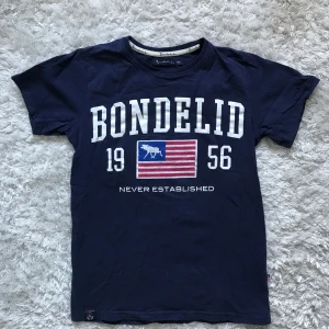 Bondelid T-shirt  - T-shirt från Bondelid. Storlek 160, passar alltså XS-S. Kan mötas upp i Stockholm eller frakta. 