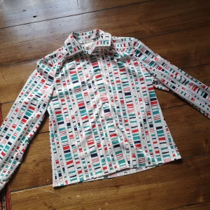 Vintage skjorta ✨ - ⚡ Mkt cool och söt vintage skjorta!! Fint skick. Uppskattar till en S/38 ungefär. L 56cm. Äh-äh 48cm.  120kr pp 44kr