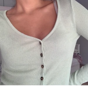 Grön croppad tröja - (De två första bilderna är lånade)Jättesöt grön topp som jag köpt här på plick men säljer då den inte riktigt passade på mig💕 storlek M men passar mer S💕 säljer för samma pris jag köpte den för