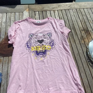 Rosa kenzo tröja - Rosa kenzo tröja i bra skick! Använd fåtal gånger. Storlek M i barn storlek (passar som en xs/s vanlig storlek) 