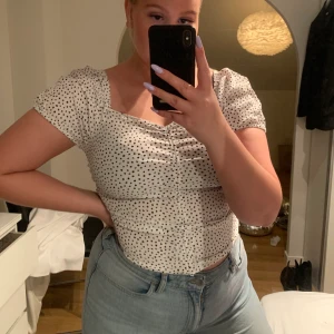 prickig topp - Jättefin blus/topp från hm. Vit med svarta prickar, storlek L👩🏼‍🦳
