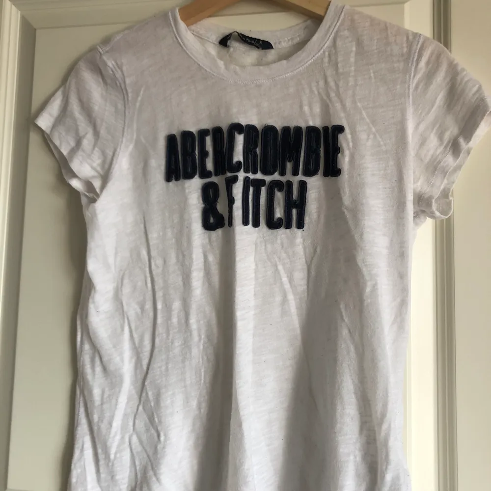 T-shirt från abercrombie & fitch i storlek S. Lite noppig som syns på andra bilden. Köparen står för frakt. . T-shirts.
