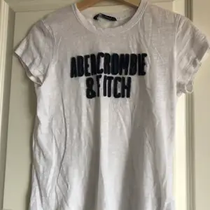T-shirt från abercrombie & fitch i storlek S. Lite noppig som syns på andra bilden. Köparen står för frakt. 