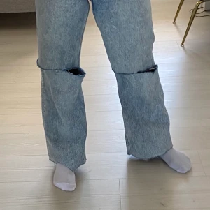 Monki jenas  - Säljer dessa skitsnygga jenas ifrån monki då dem ej passar mig i midjan. Hålen vid knäna har jag gjort själv. 100kr + frakt