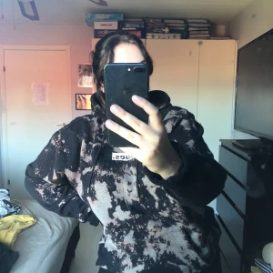 Hoodie från Carlings - Har själv blekt hoodien med vanligt klorin. Strl XXL men sitter nog mer som en oversize L.