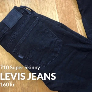 Levis Jeans  - Ett par tighta Levis jeans sjukt fina men tyvärr för små för mig!   pris kan diskuteras, bjuder på frakten❤️