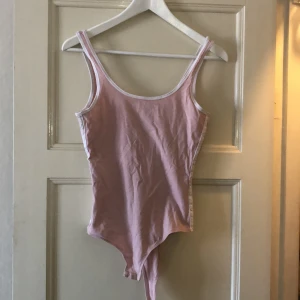 Rosa Body  - Body från Gina Tricot använd 5ggr passar M-s