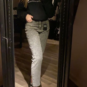 Jeans från dr denim - Jeans från dr denim i modellen nora. Knappt använda. Storlek 25/30. Nypris 499