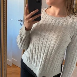 Oddmolly tröja - En jätte fin oddmolly tröja! Grå med ett jätte fint mönster. Andvänd 4/5 fem gånger! Jätte fin tröja nu till hösten. Ny pris lite över 1000 mitt pris 150. Storlek 1 ungefär en S skulle jag säga