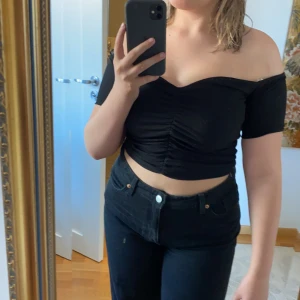 Bergshåla topp - Fin off sholder topp! Jätte fint skick. Går o ha till allt. Den är i storlek medium. Den är lite ribbad men en söm i mitten.