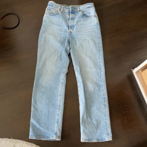 Raka Levis byxor - ljusblå levis byxor, använda fåtal gånger